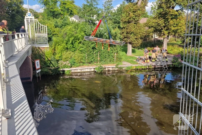 Zoekactie in water na aantreffen schoenen bij brug
