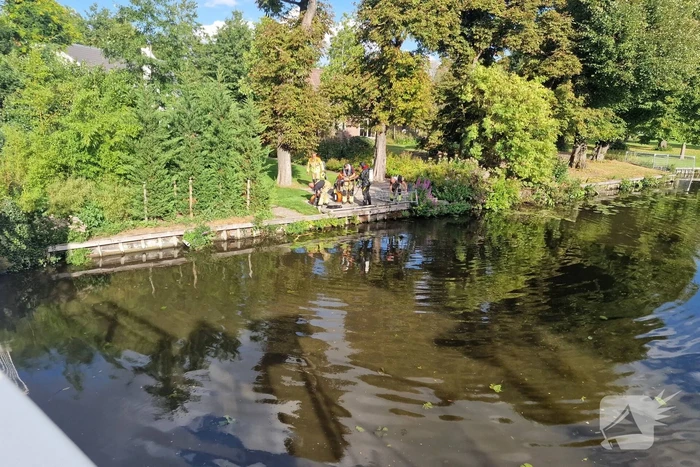 Zoekactie in water na aantreffen schoenen bij brug