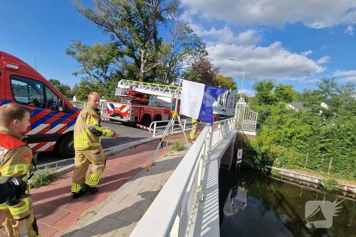 Zoekactie in water na aantreffen schoenen bij brug