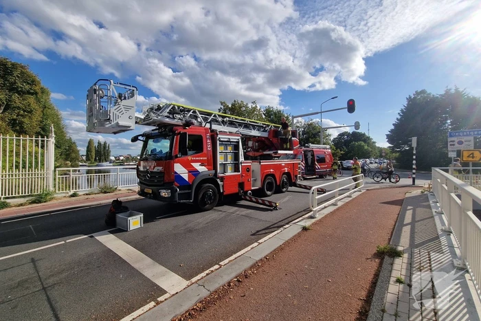 Zoekactie in water na aantreffen schoenen bij brug