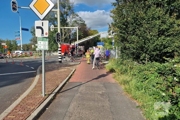 Zoekactie in water na aantreffen schoenen bij brug