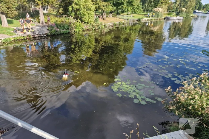 Zoekactie in water na aantreffen schoenen bij brug
