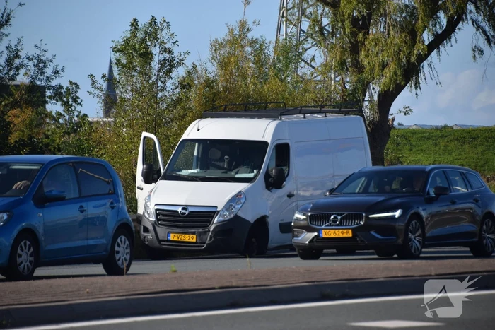 Schade bij botsing tussen bestelbus en auto