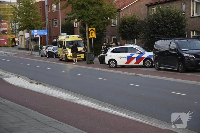 Fietser knalt tegen portier van personenauto