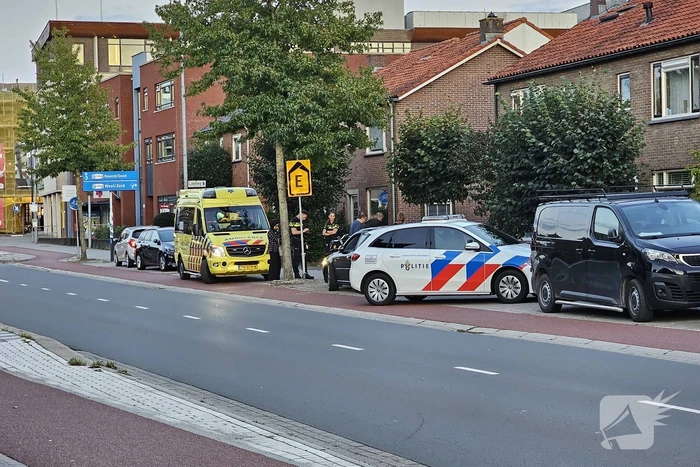 Fietser knalt tegen portier van personenauto