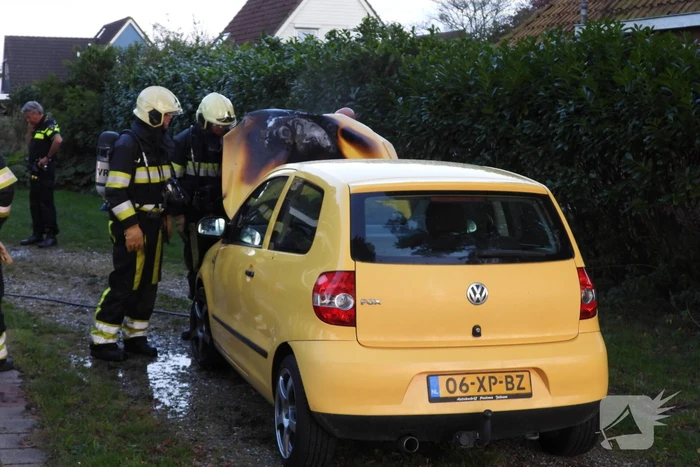Brand in motorcompartiment van auto