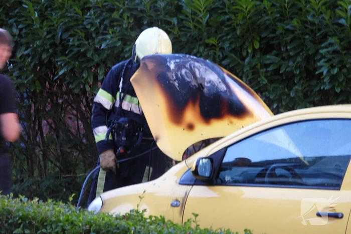 Brand in motorcompartiment van auto