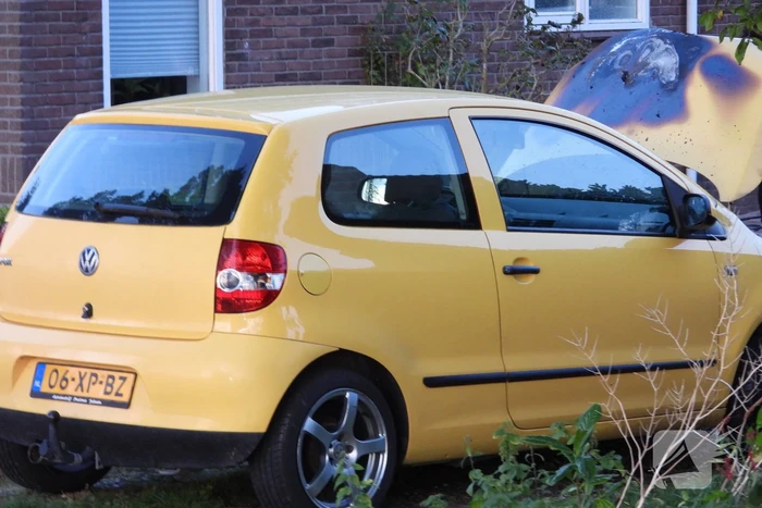 Brand in motorcompartiment van auto