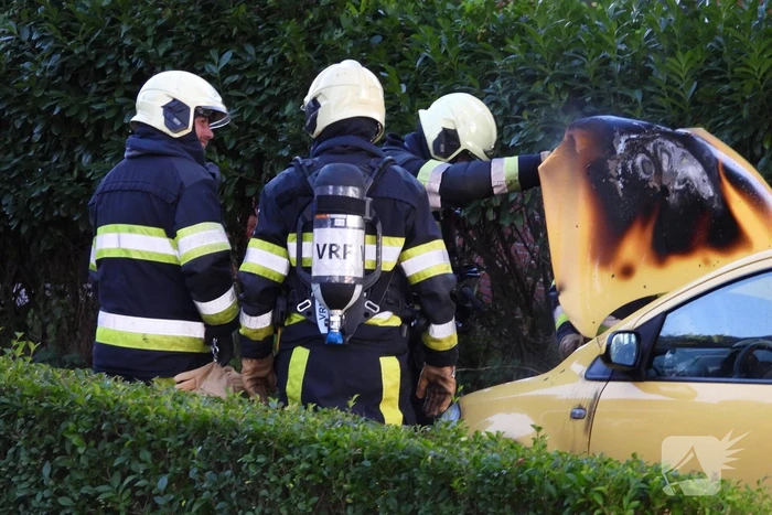 Brand in motorcompartiment van auto