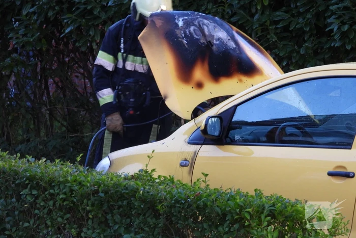 Brand in motorcompartiment van auto
