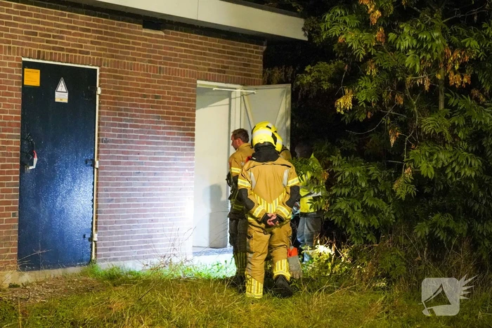 Bankstel tegen elektriciteitshuis in brand