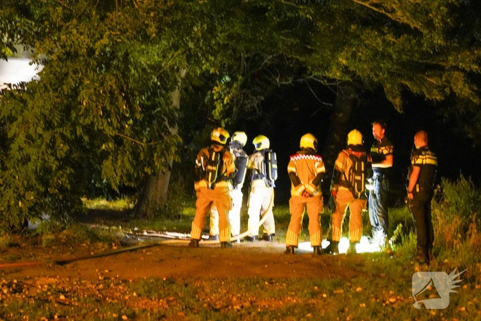 Bankstel tegen elektriciteitshuis in brand