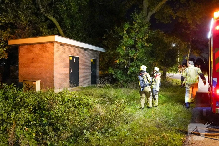 Bankstel tegen elektriciteitshuis in brand