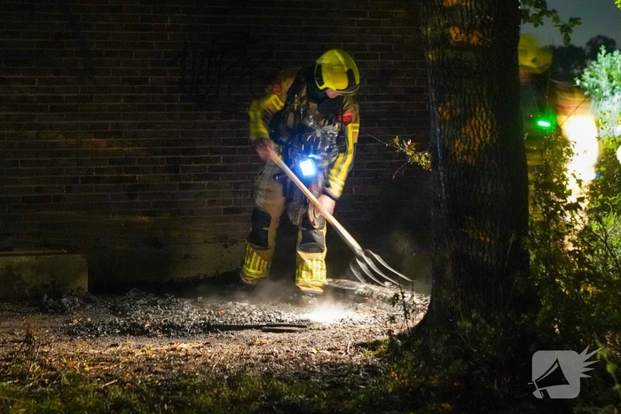 Bankstel tegen elektriciteitshuis in brand