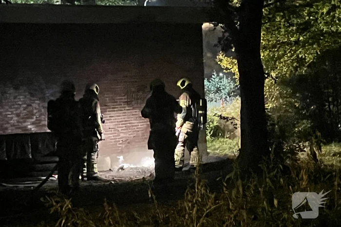 Bankstel tegen elektriciteitshuis in brand