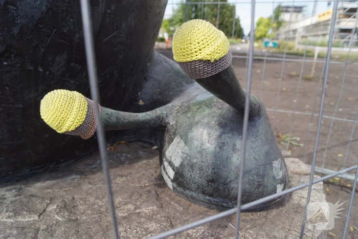 Onbekende breister heeft beeld van slak voorzien van bouwhelmen