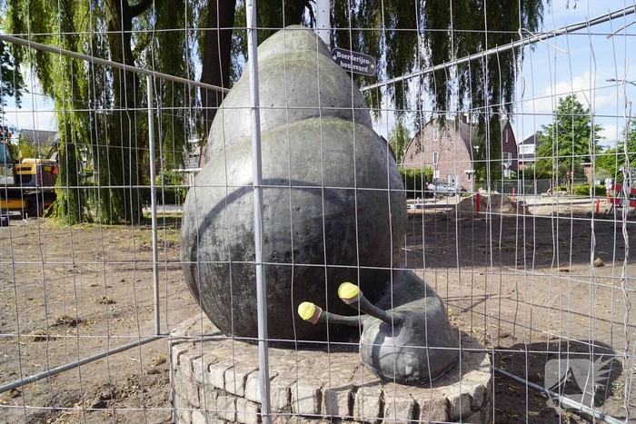 Onbekende breister heeft beeld van slak voorzien van bouwhelmen
