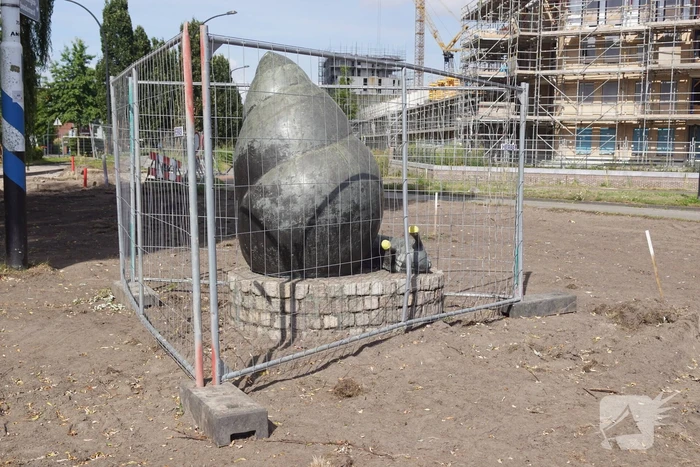 Onbekende breister heeft beeld van slak voorzien van bouwhelmen