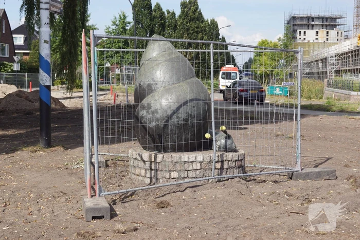 Onbekende breister heeft beeld van slak voorzien van bouwhelmen