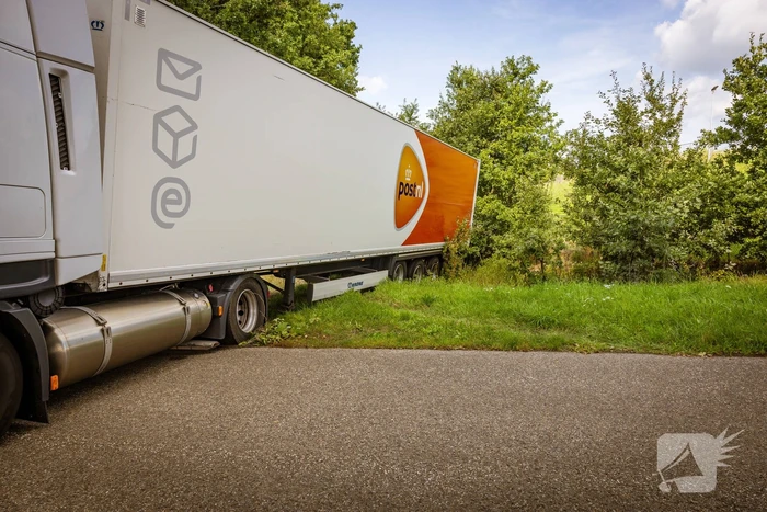 Vrachtwagen PostNL opnieuw vast bij achteruitrijden
