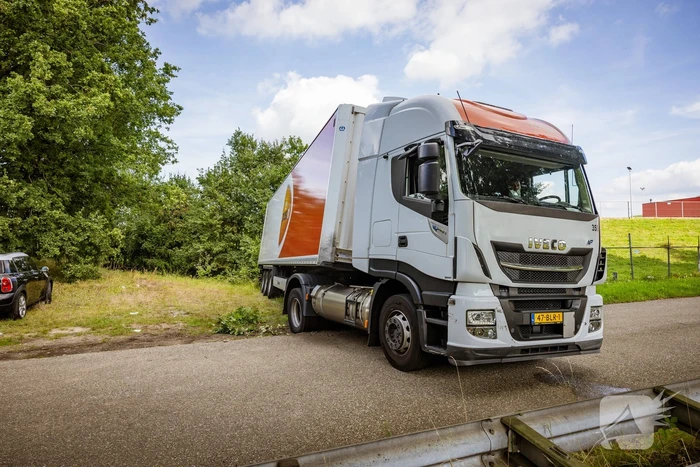 Vrachtwagen PostNL opnieuw vast bij achteruitrijden