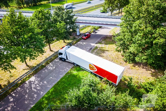Vrachtwagen PostNL opnieuw vast bij achteruitrijden