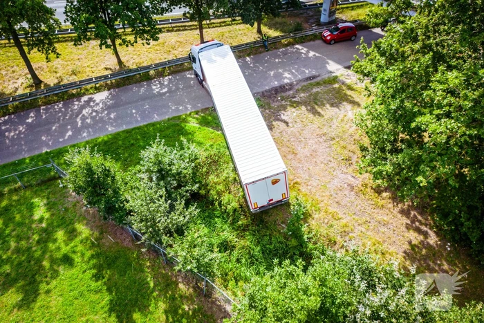 Vrachtwagen PostNL opnieuw vast bij achteruitrijden