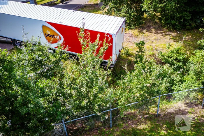 Vrachtwagen PostNL opnieuw vast bij achteruitrijden