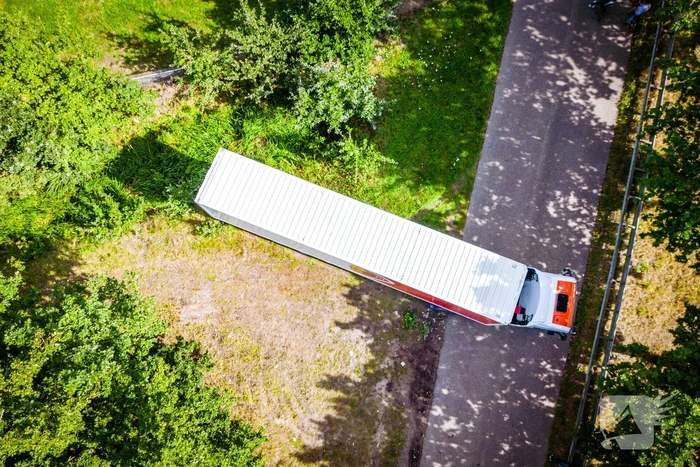 Vrachtwagen PostNL opnieuw vast bij achteruitrijden