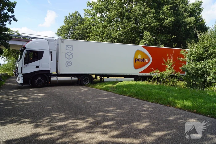 Vrachtwagen PostNL opnieuw vast bij achteruitrijden