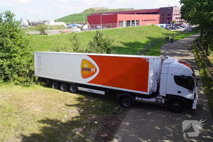 Vrachtwagen PostNL opnieuw vast bij achteruitrijden
