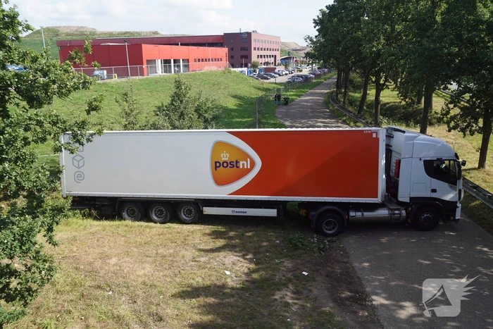 Vrachtwagen PostNL opnieuw vast bij achteruitrijden