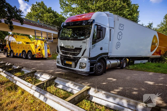 Vrachtwagen PostNL opnieuw vast bij achteruitrijden