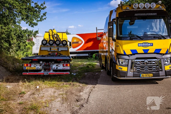 Vrachtwagen PostNL opnieuw vast bij achteruitrijden