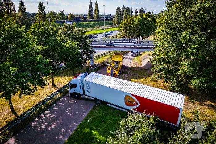 Vrachtwagen PostNL opnieuw vast bij achteruitrijden