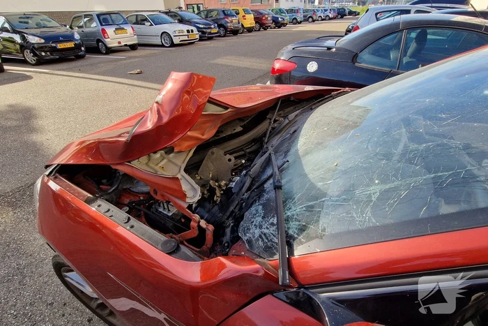 Auto zwaar beschadigd door explosief