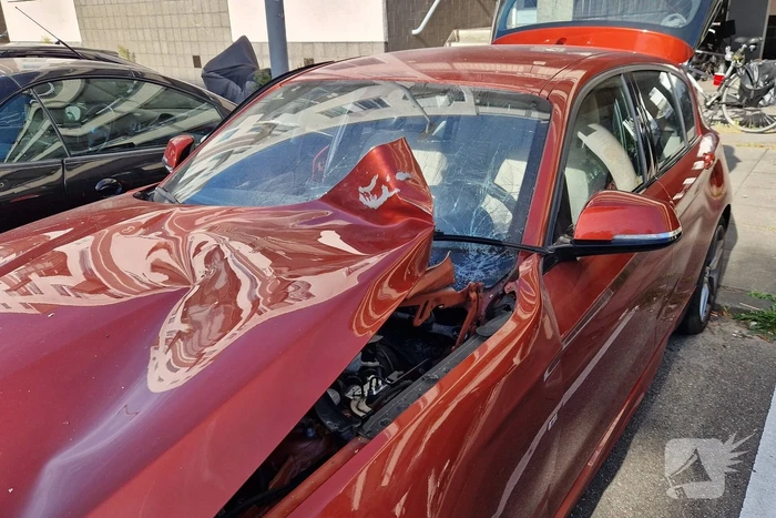 Auto zwaar beschadigd door explosief