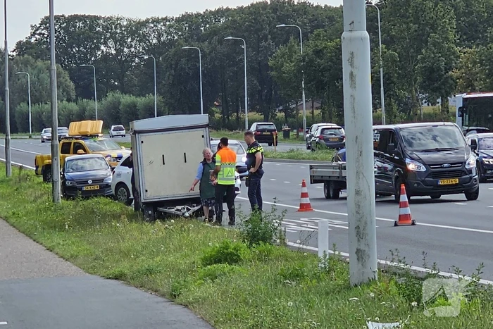 Markwagen schiet los en belandt op andere weghelft