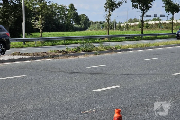Markwagen schiet los en belandt op andere weghelft