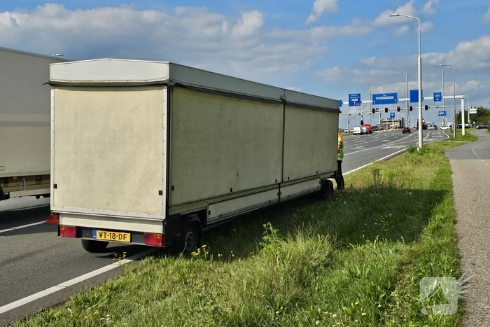 Markwagen schiet los en belandt op andere weghelft