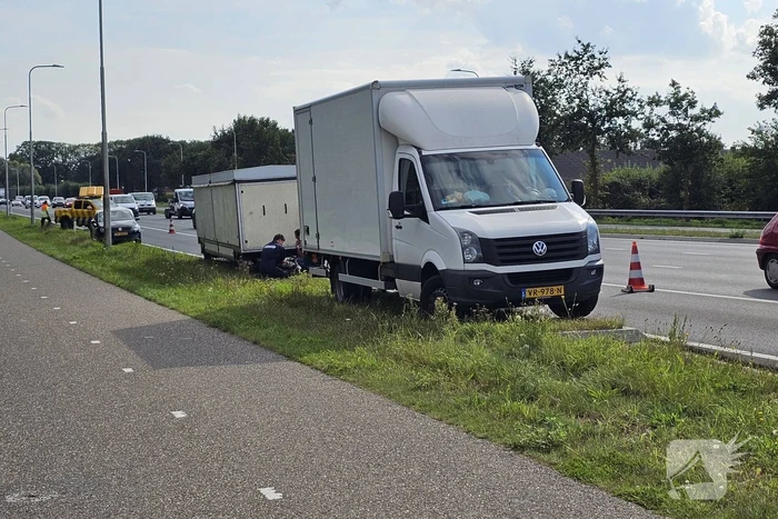 Markwagen schiet los en belandt op andere weghelft