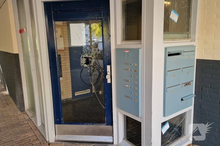 Schade nadat brandbom in complex wordt gegooid