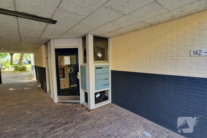 Schade nadat brandbom in complex wordt gegooid