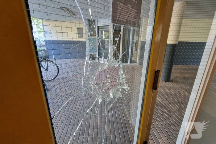 Schade nadat brandbom in complex wordt gegooid