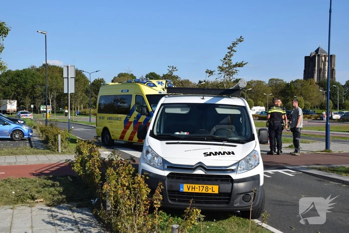 Voetganger gewond bij botsing met bestelbus, bestuurder geen rijbewijs en onder invloed van drugs