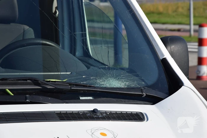 Voetganger gewond bij botsing met bestelbus, bestuurder geen rijbewijs en onder invloed van drugs