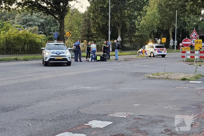 Persoon in scootmobiel valt om en raakt gewond
