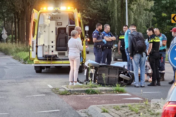 Persoon in scootmobiel valt om en raakt gewond