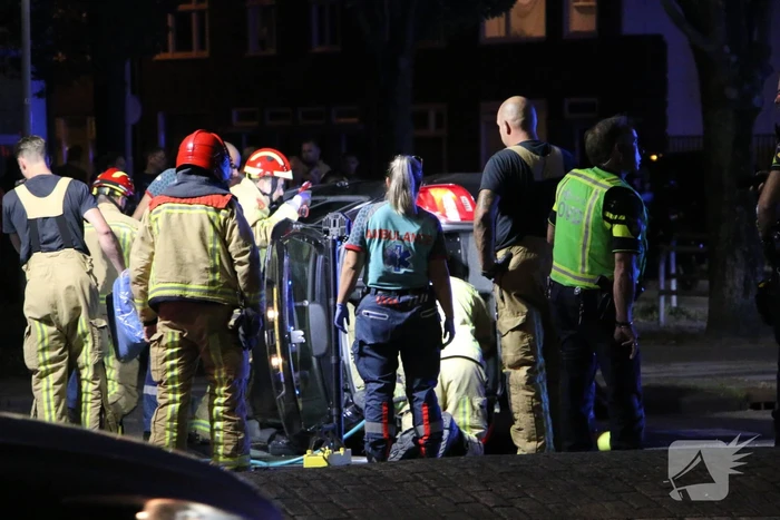 Persoon bekneld bij ongeval op kruising
