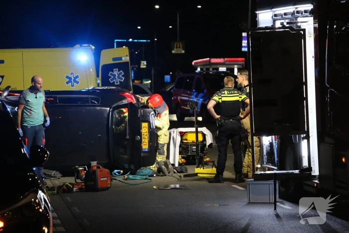 Persoon bekneld bij ongeval op kruising